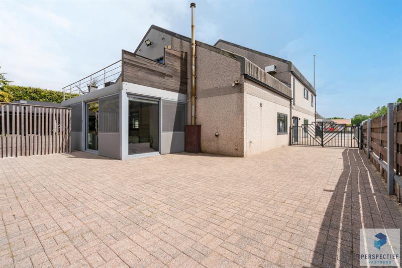 VERKOCHT DOOR PERSPECTIEF VASTGOED | Handelspand met Winkelruimte, Magazijn en Woonst op 1.682 m²