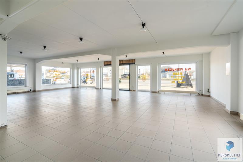 Handelspand met Winkelruimte, Magazijn  (± 250 m²) en Woonst op 1.682 m² - 2