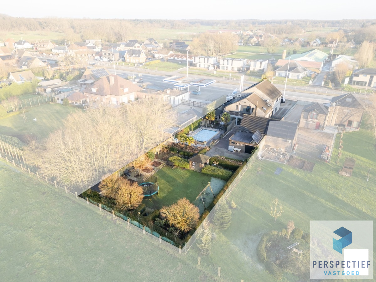 Handelspand met Winkelruimte, Magazijn  (± 250 m²) en Woonst op 1.682 m²