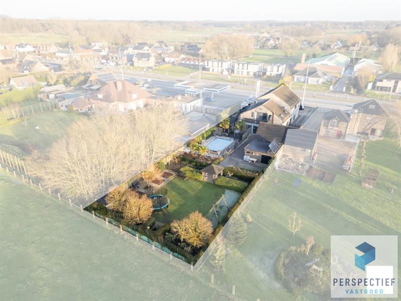 Handelspand met Winkelruimte, Magazijn  (± 250 m²) en Woonst op 1.682 m² - 1