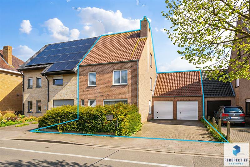 Instapklare halfopen bebouwing met 4 slpks, dubbele garage & tuin