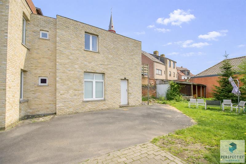 Handelsgelijkvloers en appartement  in centrum Oedelem