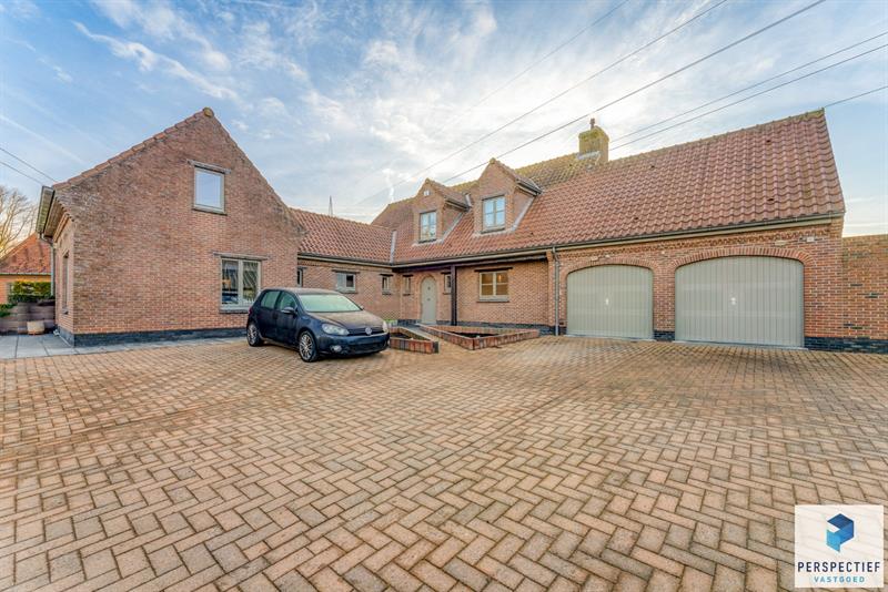 Landelijk gelegen villa met handelsruimte en buitenzwembad op 1370 m² - 1