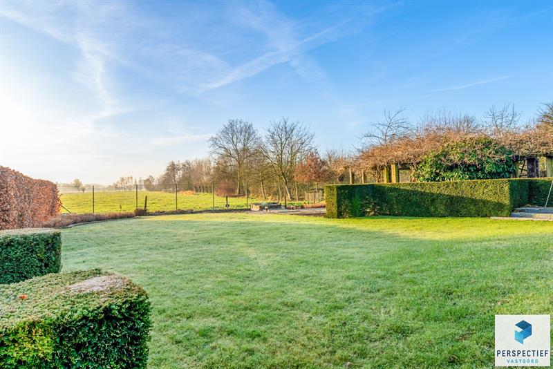 Landelijk gelegen villa met handelsruimte en buitenzwembad op 1370 m² - 2