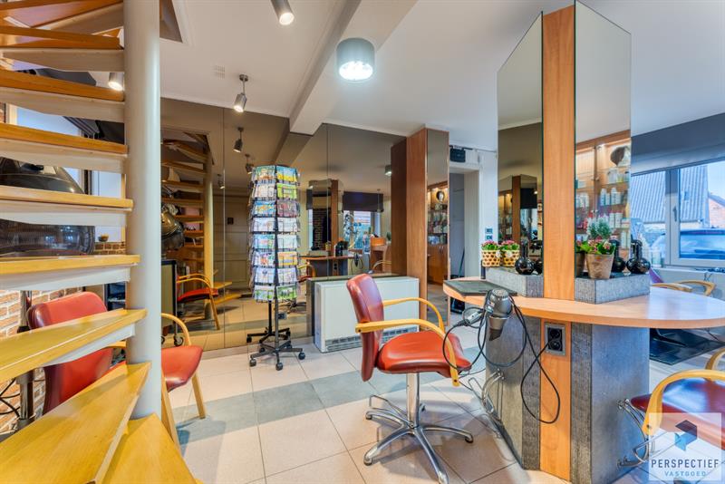 Landelijk gelegen villa met handelsruimte en buitenzwembad op 1370 m² - 25