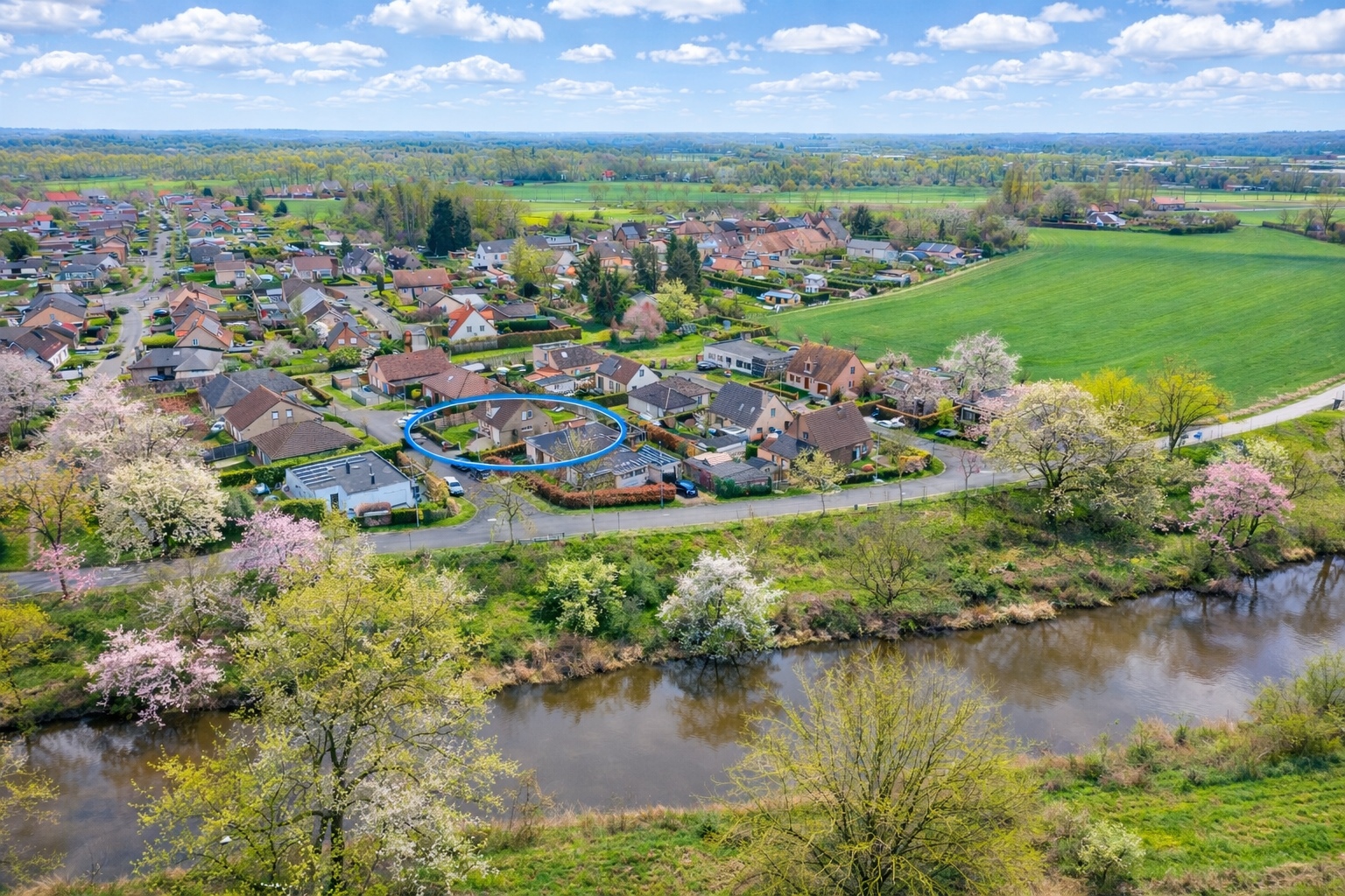 Uniek gelegen charmante villa met grote tuin in een rustige landelijke omgeving