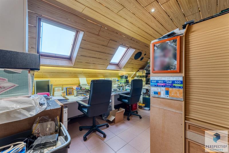 Landelijk gelegen villa met handelsruimte en buitenzwembad op 1370 m² - 17