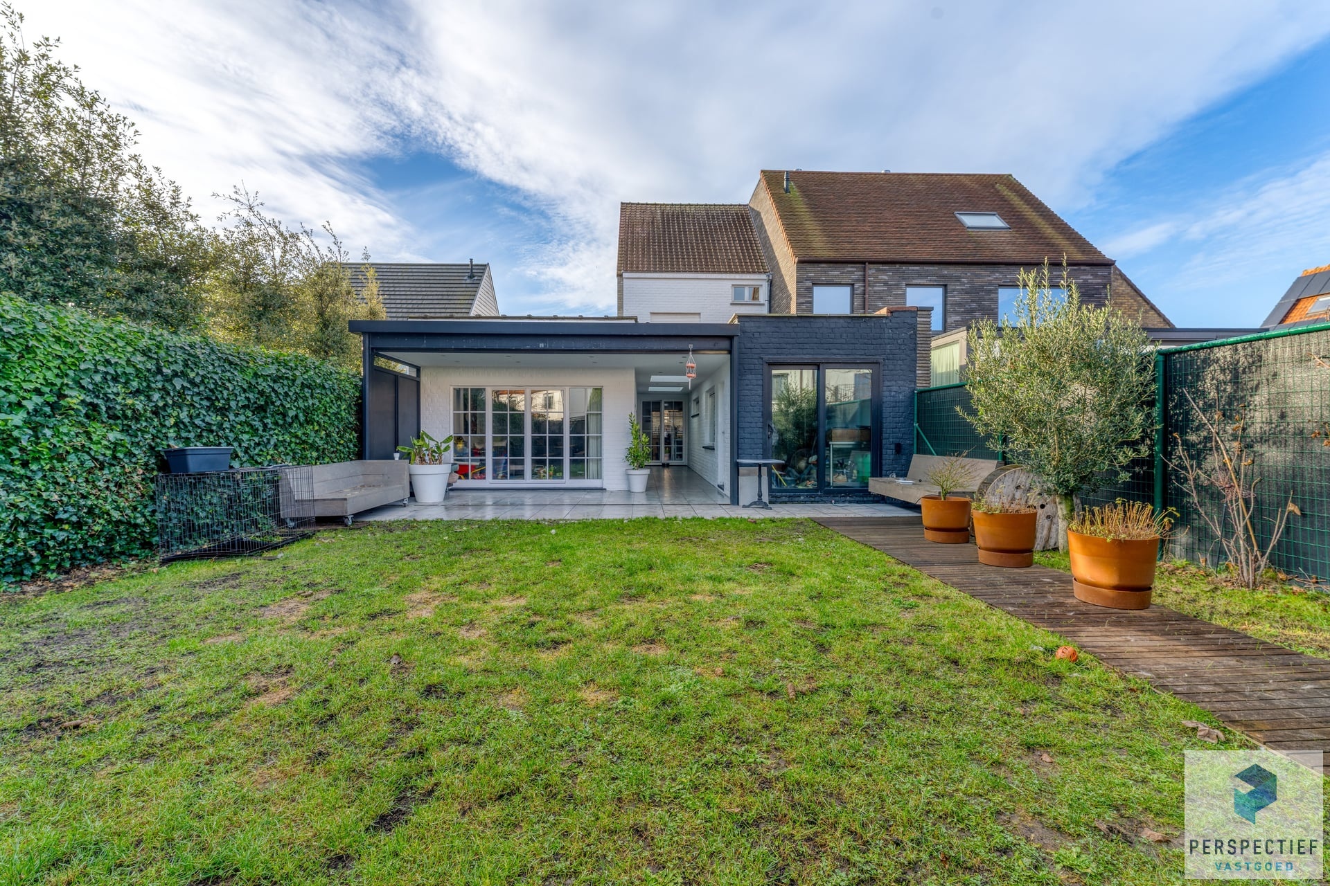 Vernieuwde woning met 4 slpk - garage & tuin in het dorpscentrum van Ramskapelle