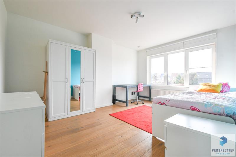 Ruime gerenoveerde woning met 4 slpk, grote tuin en garage - 18