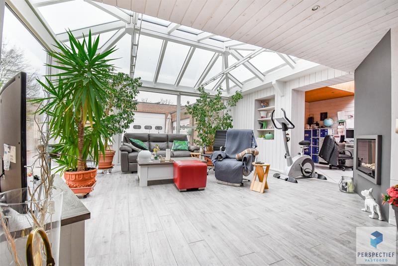 Grote woning met loods in een rustige omgeving