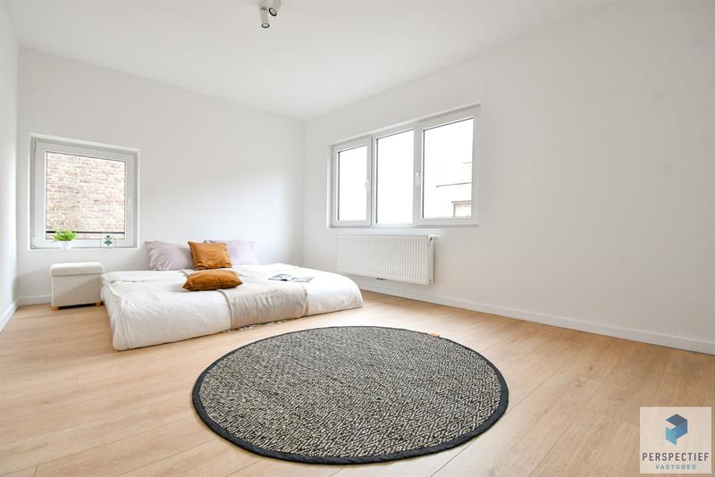 Vernieuwde woning met 3 slaapkamers en ZONGERICHTE tuin met uitweg en GROTE GARAGE - 14