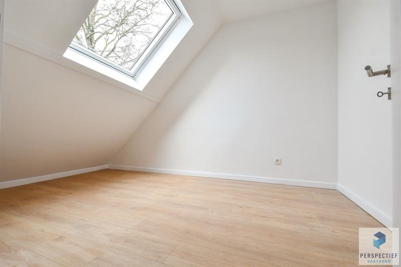 Vernieuwde woning met 3 slaapkamers en ZONGERICHTE tuin met uitweg en GROTE GARAGE - 13