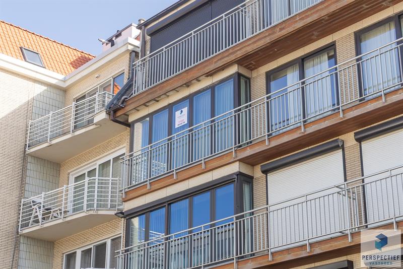 Goed gelegen ruim vernieuwd 2 slaapkamer appartement met terras en grote berging.