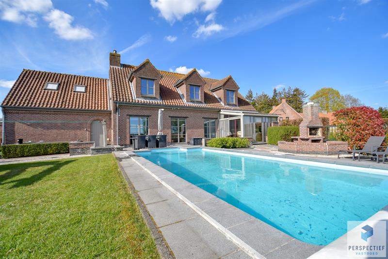 IN OPTIE - COMPROMIS IN OPMAAK | Landelijk gelegen villa met handelsruimte en buitenzwembad op 1370 m²