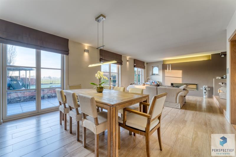 IN OPTIE - COMPROMIS IN OPMAAK | Landelijk gelegen villa met handelsruimte en buitenzwembad op 1370 m²
