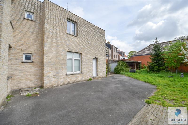 Handelsgelijkvloers en appartement  in centrum Oedelem