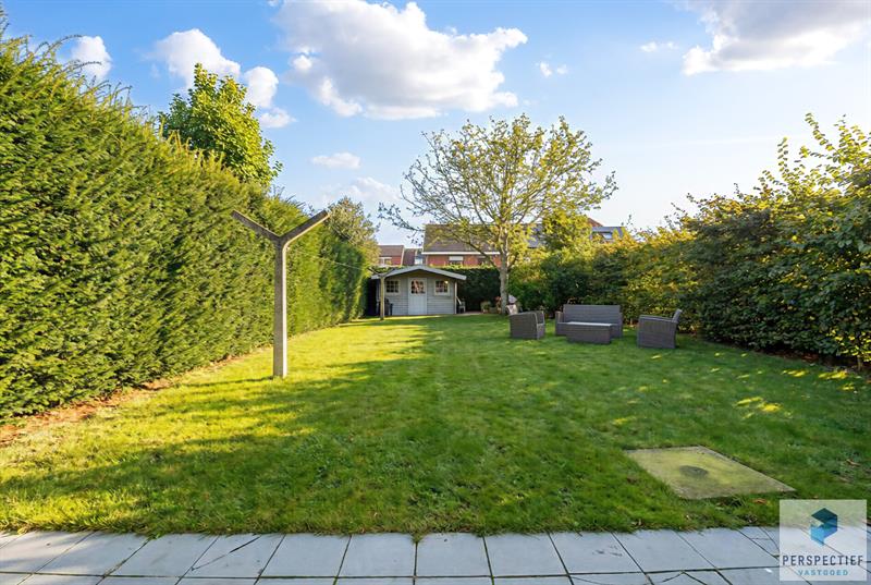 Instapklare halfopen bebouwing met 4 slpks, dubbele garage & tuin