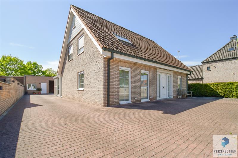 Unieke villa met dubbele garage en opslagplaats/ loods in rustige omgeving