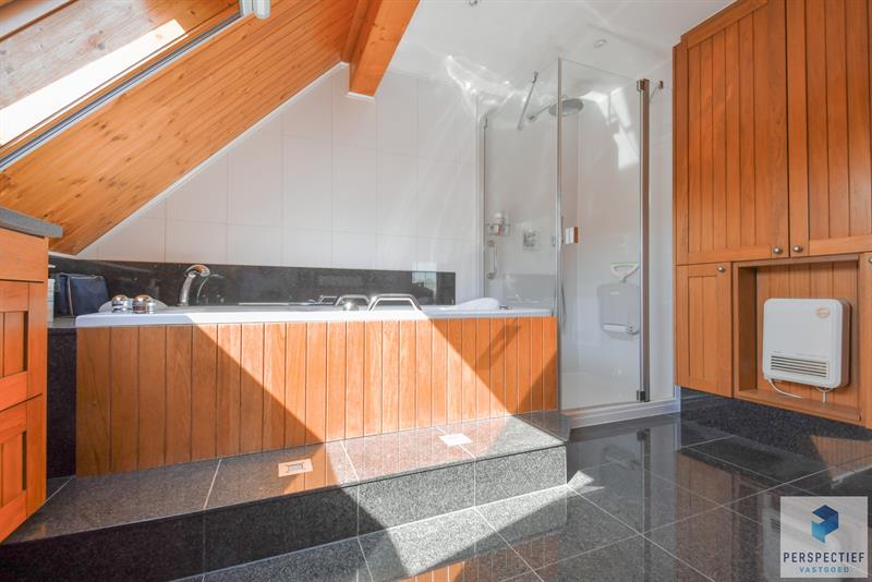 Unieke villa met dubbele garage en opslagplaats/ loods in rustige omgeving - 18