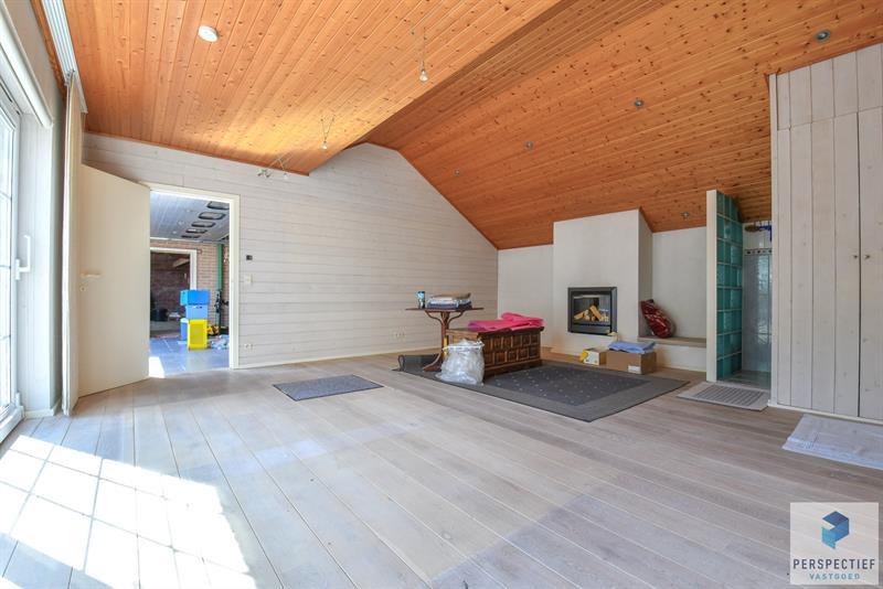 Unieke villa met dubbele garage en opslagplaats/ loods in rustige omgeving - 11