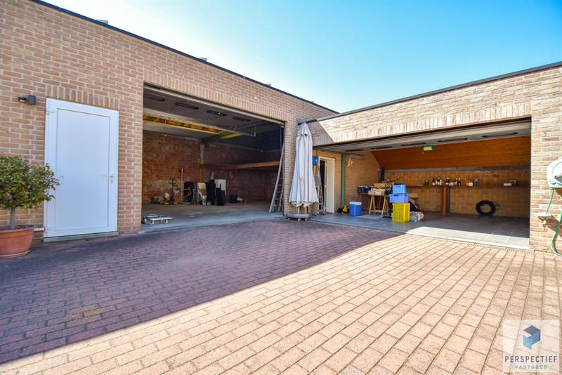 Unieke villa met dubbele garage en opslagplaats/ loods in rustige omgeving
