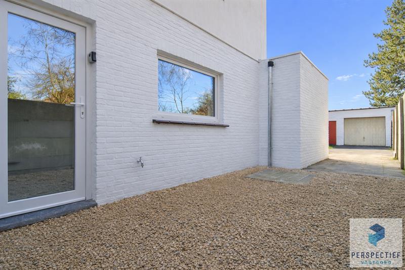 IN OPTIE - COMPROMIS IN OPMAAK | Vernieuwde woning met 3 slaapkamers en ZONGERICHTE tuin met uitweg en GROTE GARAGE - 2