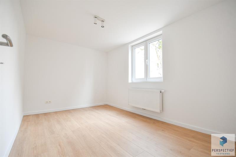 IN OPTIE - COMPROMIS IN OPMAAK | Vernieuwde woning met 3 slaapkamers en ZONGERICHTE tuin met uitweg en GROTE GARAGE - 11