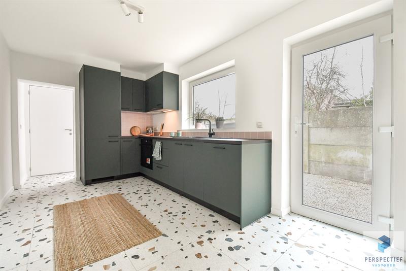 IN OPTIE - COMPROMIS IN OPMAAK | Vernieuwde woning met 3 slaapkamers en ZONGERICHTE tuin met uitweg en GROTE GARAGE - 7