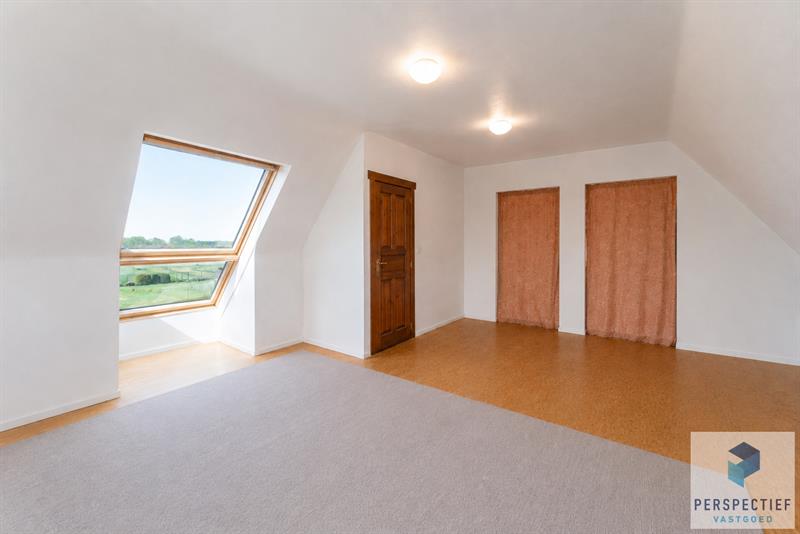 Ruime, instapklare woning met 4 slaapkamers, garage en magazijn op 970 m² - 24