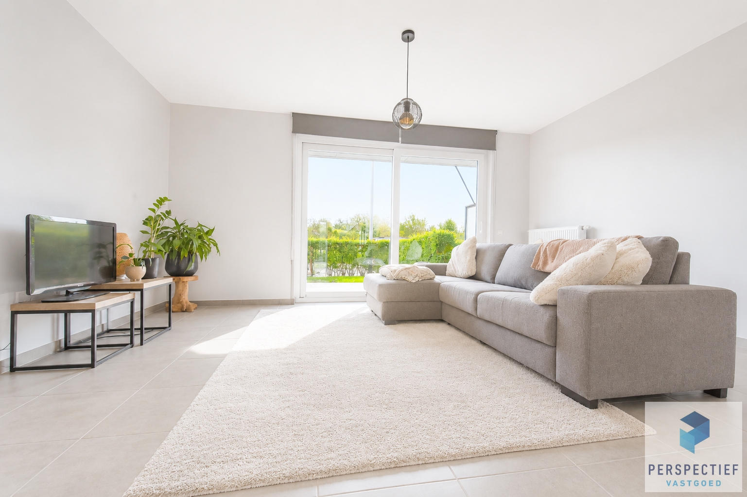 Ruim gelijkvloers appartement met 2 slaapkamers, voor- én achtertuin met terras & mogelijkheid tot aankoop staanplaats