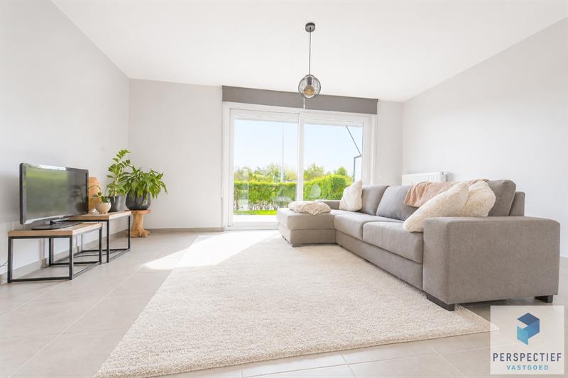 Ruim gelijkvloers appartement met 2 slaapkamers, voor- én achtertuin met terras & mogelijkheid tot aankoop staanplaats - 1