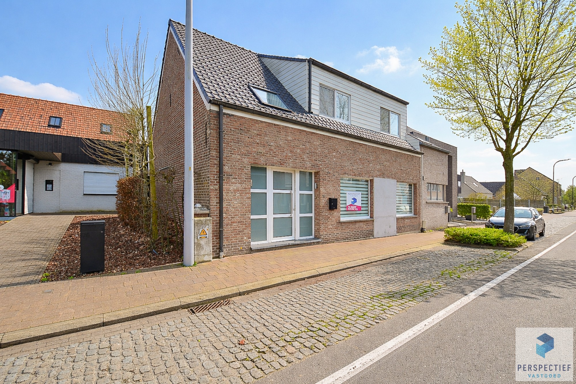 Rustig gelegen ruime halfopen woning met uitweg & bijgebouw/garage
