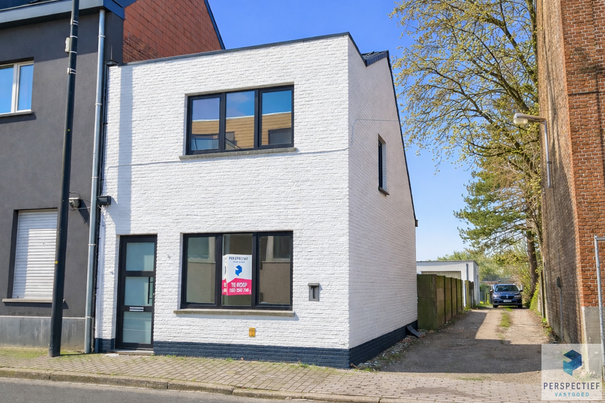 Vernieuwde woning met 3 slaapkamers en ZONGERICHTE tuin met uitweg en GROTE GARAGE