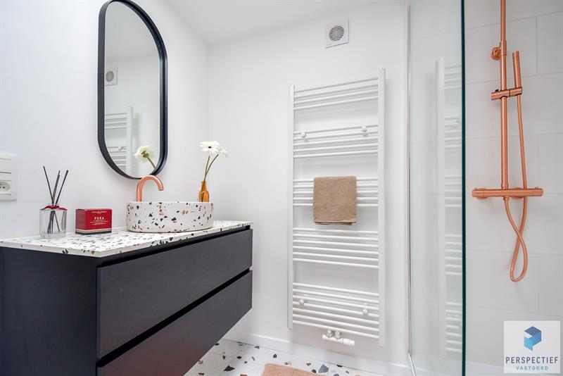 Vernieuwde woning met 3 slaapkamers en ZONGERICHTE tuin met uitweg en GROTE GARAGE - 9