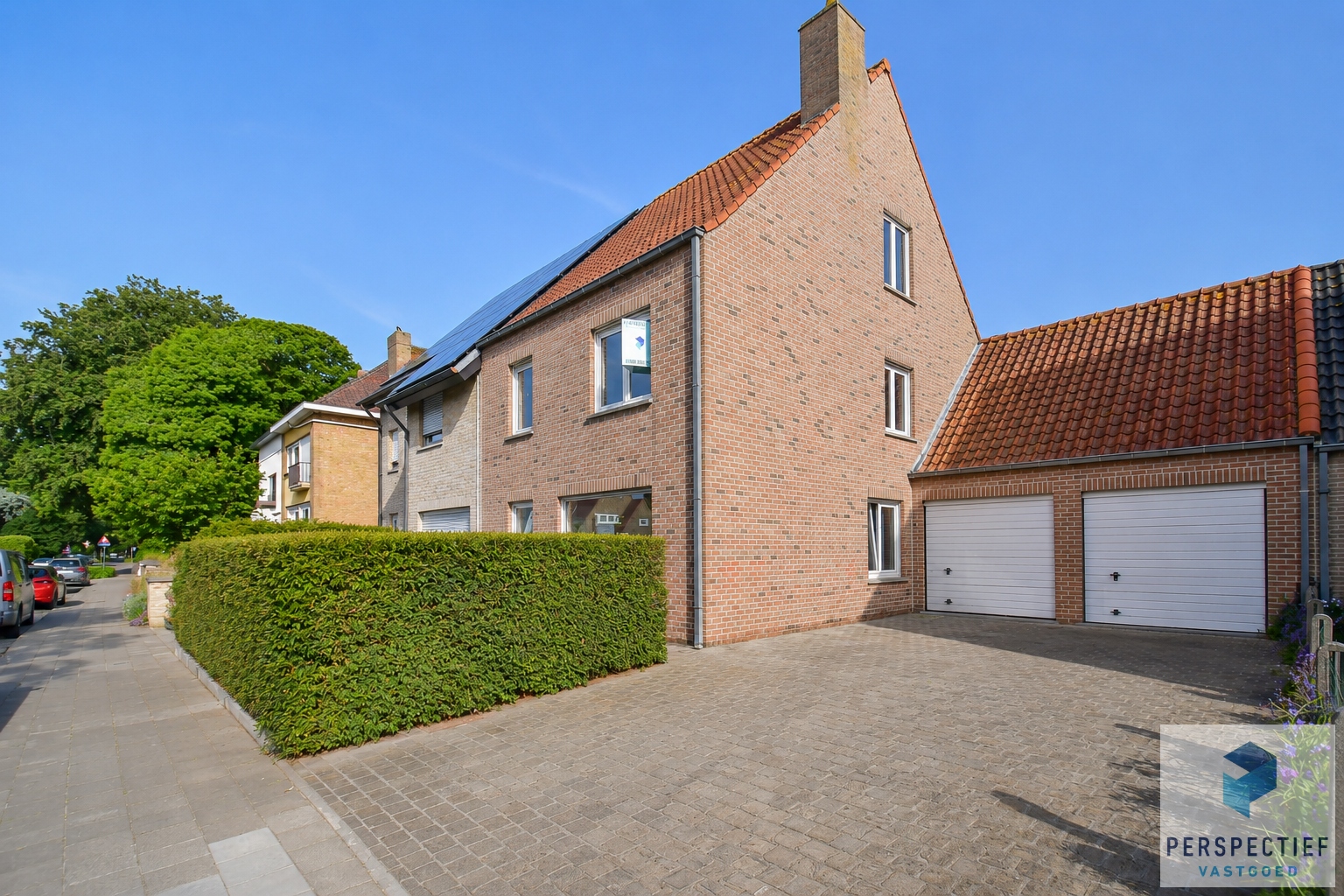 Instapklare GROTE (227m²) halfopen bebouwing (BJ 2001) met 4 slpks, dubbele garage & tuin