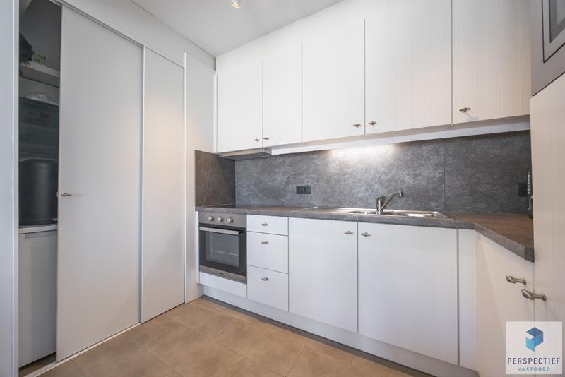 Goed gelegen ruim vernieuwd 2 slaapkamer appartement met terras en grote berging. - 13