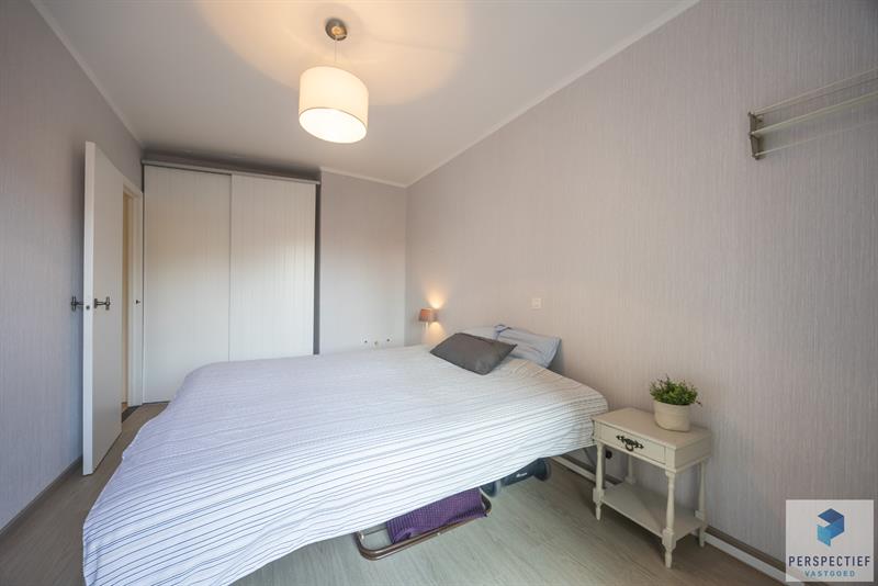 Goed gelegen ruim vernieuwd 2 slaapkamer appartement met terras en grote berging. - 23