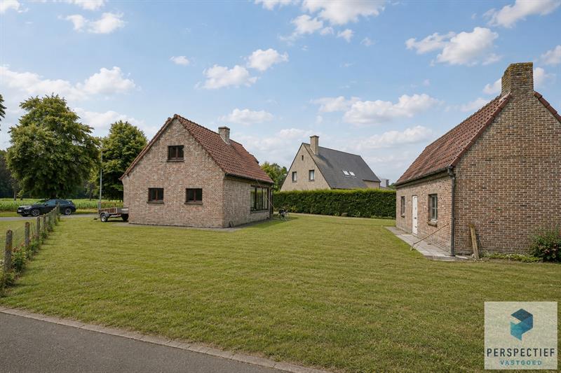Ruime charmante villa met 4 GROTE slaapkamers, garage,  tuin en bijhuis in rustige en landelijk omgeving. - 2