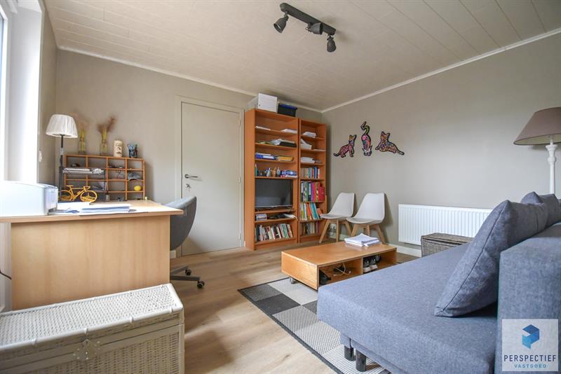 Ruime en energiezuinig gerenoveerde halfopen bebouwing met 5 slaapkamers, garage en zonnige tuin - 13