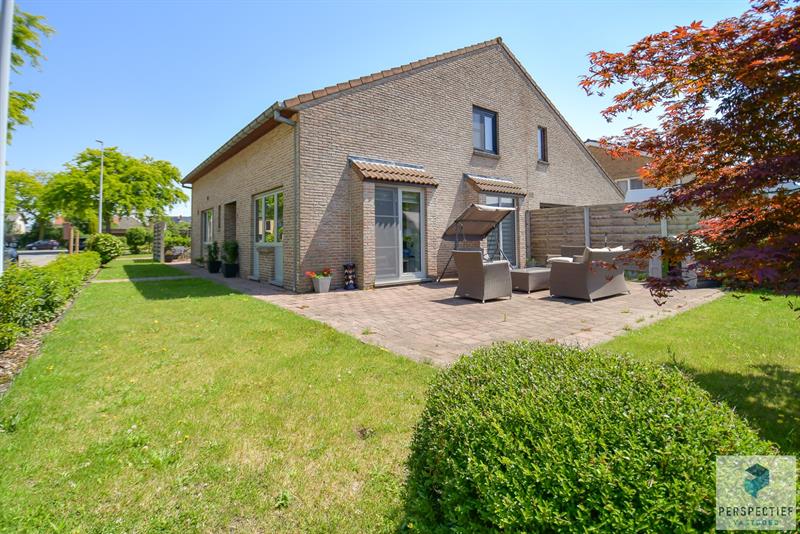 Ruime en energiezuinig gerenoveerde halfopen bebouwing met 5 slaapkamers, garage en zonnige tuin - 1