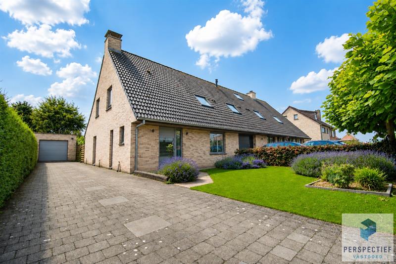 Ruime halfvrijstaande woning met tuin in centrum Oedelem. - 2