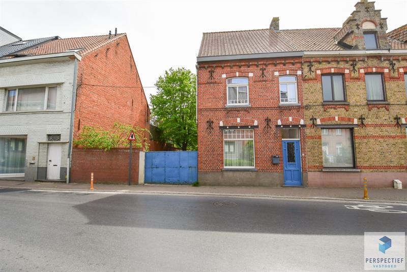 Ruime halfopen bebouwing met tuin en garage in het centrum van Oedelem