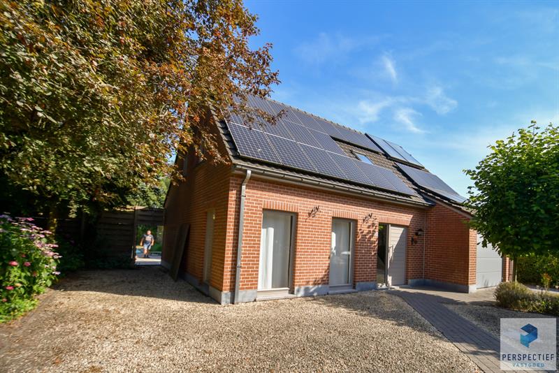 Rustig gelegen gezinswoning met garage en tuin met zwembad - 2