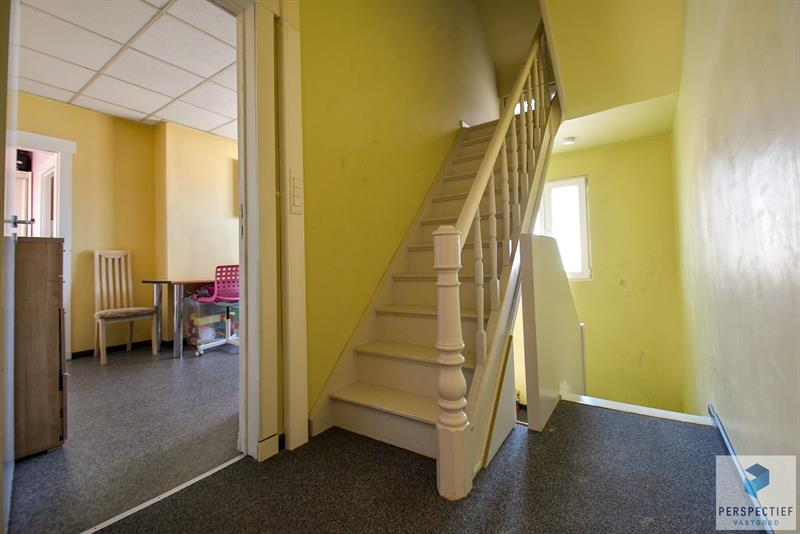Handelsgelijkvloers en appartement te Adegem - 9