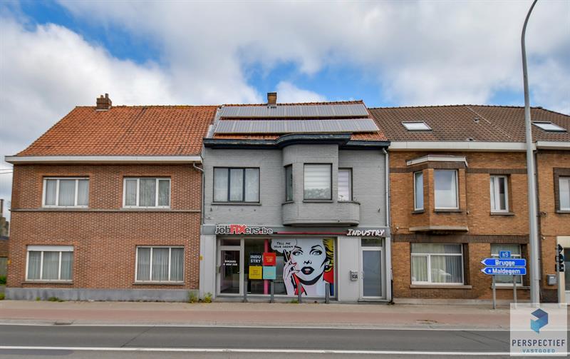 Handelsgelijkvloers en appartement te Adegem - 1