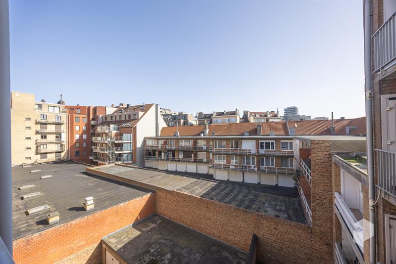 Goed gelegen ruim vernieuwd 2 slaapkamer appartement met terras en grote berging. - 25