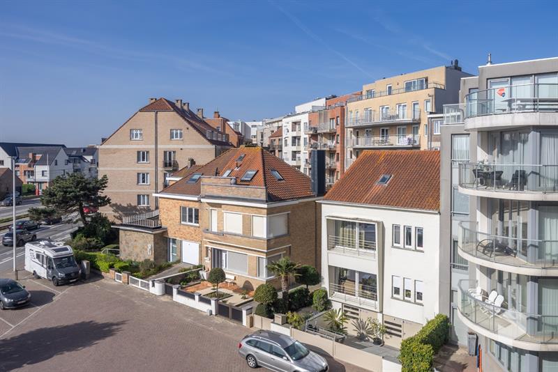 Goed gelegen ruim vernieuwd 2 slaapkamer appartement met terras en grote berging.