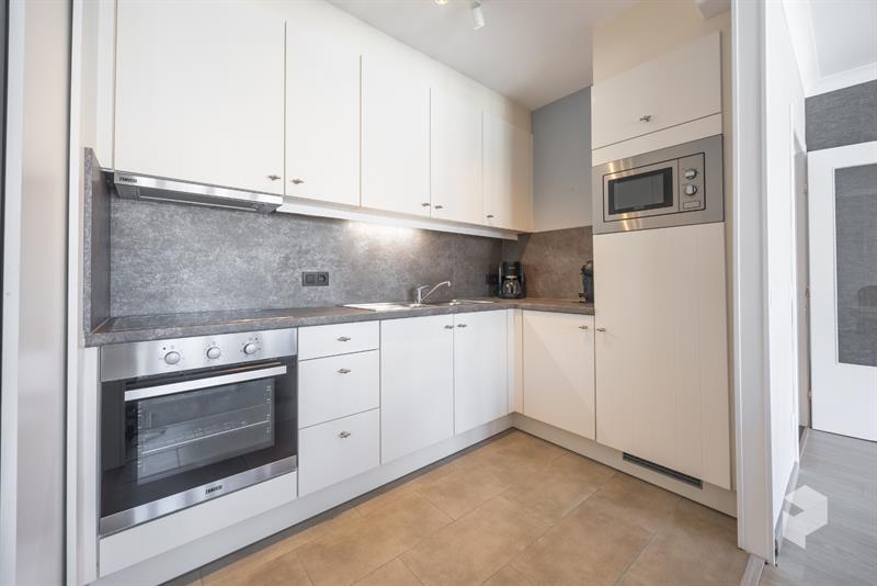 Goed gelegen ruim vernieuwd 2 slaapkamer appartement met terras en grote berging. - 15