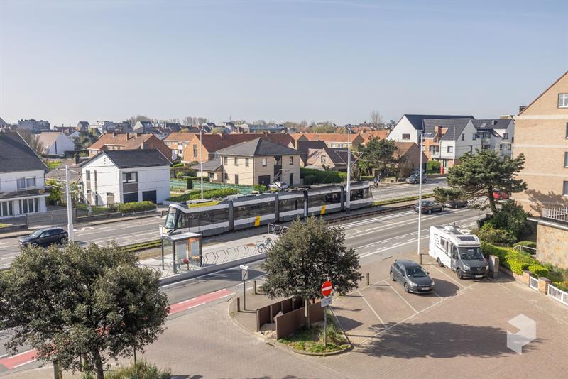 Goed gelegen ruim vernieuwd 2 slaapkamer appartement met terras en grote berging.
