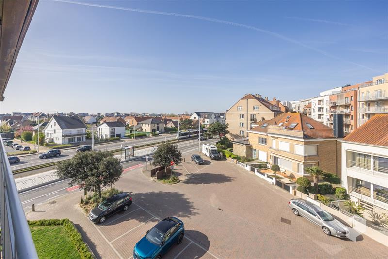 Goed gelegen ruim vernieuwd 2 slaapkamer appartement met terras en grote berging.